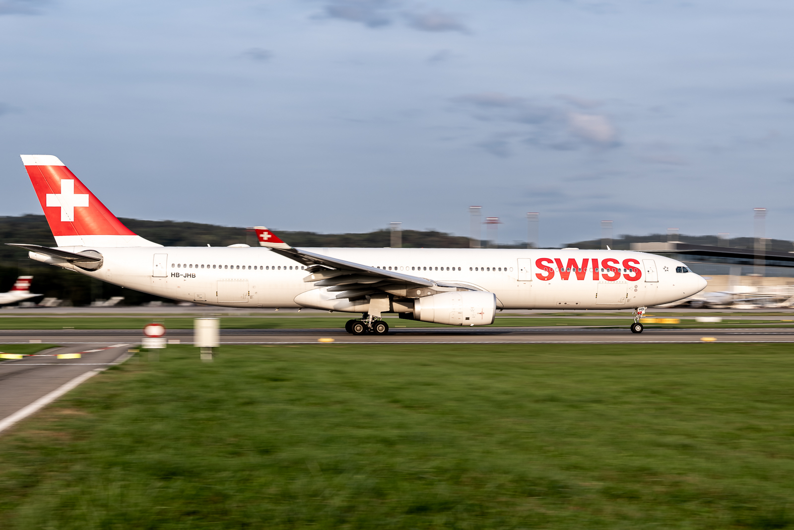 SWISS-A330 beim Start in Zürich Kloten – Ferien der Praxis Pinus