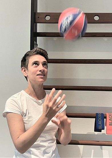 Rahel Aeschbacher fängt einen Volleyball in der Turnhalle – Praxis Pinus