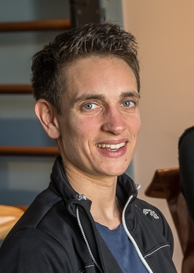 Porträt von Rahel Aeschbacher, Physiotherapeutin und Inhaberin der Praxis Pinus, lächelnd in die Kamera